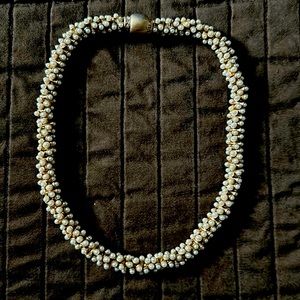 Mini pearls magnetic latch necklace